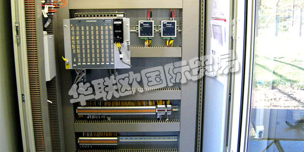 印度AMLOK主要產(chǎn)品：AMLOK水力調(diào)速器、閥門、傳感器、過(guò)濾器等。AMLOK代表兩位年輕董事總經(jīng)理Amit Lamba先生和Lokender Singh先生的名字，他們的愿景是為水電行業(yè)提供最優(yōu)質(zhì)的服務(wù)，并幫助新開發(fā)商提高他們?cè)诳稍偕茉搭I(lǐng)域的地位。