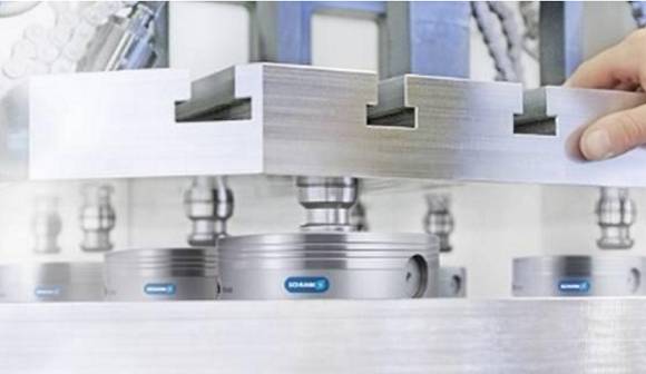 SCHUNK刀具夾持系統(tǒng)對機(jī)加工行業(yè)產(chǎn)生了前所未有的革命性影響。?模塊化夾持系統(tǒng)借鑒其優(yōu)勢，它的作用遠(yuǎn)不止于一個參考基準(zhǔn)，還提供了包括定位、夾持以及接口通用等功能。這種夾持原理如今被認(rèn)為是提高生產(chǎn)效率的最有效的方法之一，廣泛適用于從小型零件到大型零件，從粗加工到裝配應(yīng)用的各種工藝。作為這一技術(shù)的先驅(qū)以及夾持技術(shù)和抓取系統(tǒng)的領(lǐng)導(dǎo)者，SCHUNK始終致力于開發(fā)新的應(yīng)用領(lǐng)域，并在它的模塊化系統(tǒng)中新增了適用于直接夾持工件以及微小型零件的專業(yè)標(biāo)準(zhǔn)模塊。