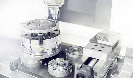 SCHUNK刀具夾持系統(tǒng)對機(jī)加工行業(yè)產(chǎn)生了前所未有的革命性影響。?模塊化夾持系統(tǒng)借鑒其優(yōu)勢，它的作用遠(yuǎn)不止于一個參考基準(zhǔn)，還提供了包括定位、夾持以及接口通用等功能。這種夾持原理如今被認(rèn)為是提高生產(chǎn)效率的最有效的方法之一，廣泛適用于從小型零件到大型零件，從粗加工到裝配應(yīng)用的各種工藝。作為這一技術(shù)的先驅(qū)以及夾持技術(shù)和抓取系統(tǒng)的領(lǐng)導(dǎo)者，SCHUNK始終致力于開發(fā)新的應(yīng)用領(lǐng)域，并在它的模塊化系統(tǒng)中新增了適用于直接夾持工件以及微小型零件的專業(yè)標(biāo)準(zhǔn)模塊。