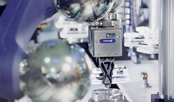 SCHUNK刀具夾持系統(tǒng)對機(jī)加工行業(yè)產(chǎn)生了前所未有的革命性影響。?模塊化夾持系統(tǒng)借鑒其優(yōu)勢，它的作用遠(yuǎn)不止于一個參考基準(zhǔn)，還提供了包括定位、夾持以及接口通用等功能。這種夾持原理如今被認(rèn)為是提高生產(chǎn)效率的最有效的方法之一，廣泛適用于從小型零件到大型零件，從粗加工到裝配應(yīng)用的各種工藝。作為這一技術(shù)的先驅(qū)以及夾持技術(shù)和抓取系統(tǒng)的領(lǐng)導(dǎo)者，SCHUNK始終致力于開發(fā)新的應(yīng)用領(lǐng)域，并在它的模塊化系統(tǒng)中新增了適用于直接夾持工件以及微小型零件的專業(yè)標(biāo)準(zhǔn)模塊。